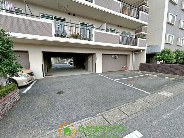 メイゾン東鷲宮の駐車場