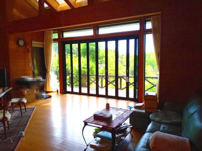 【居間・リビング】 | 湯河原《理想郷》戸建住宅 | 吹抜けのある20帖の開放感溢れるリビングです。