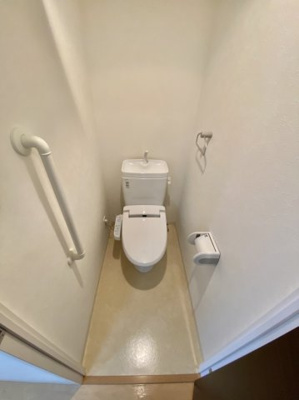 【トイレ】 | アイズグランデ | 清潔感のあるウォシュレット機能付きのきれいなトイレです