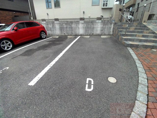 マーベラス西岡本の駐車場