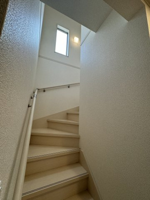 【内装】 | 君津市人見中古戸建 | 1階から上がる階段