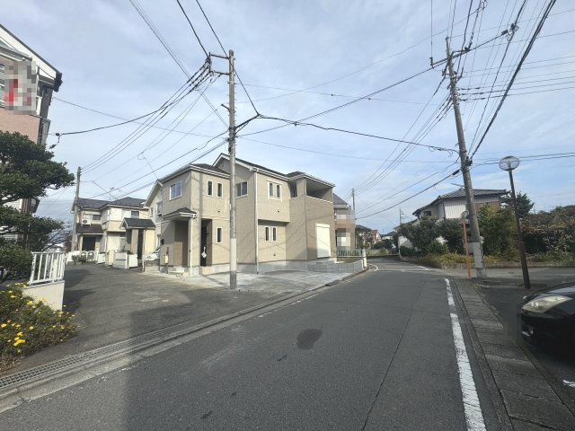 新築　高崎市高関町1期　Heartful　Town　1号棟の前面道路含む現地写真|南側接道幅員約5.4ｍ　西側接道幅員約4.5ｍ		