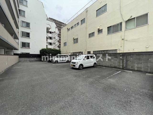 マジョール松崎町の駐車場
