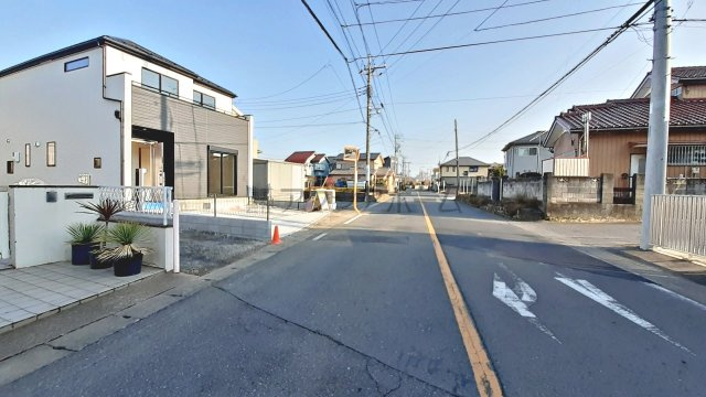 狭山市狭山・全1棟　新築一戸建　～駐車並列2台可～の前面道路含む現地写真|前面道路がもたらす開放感もPOINTですね！