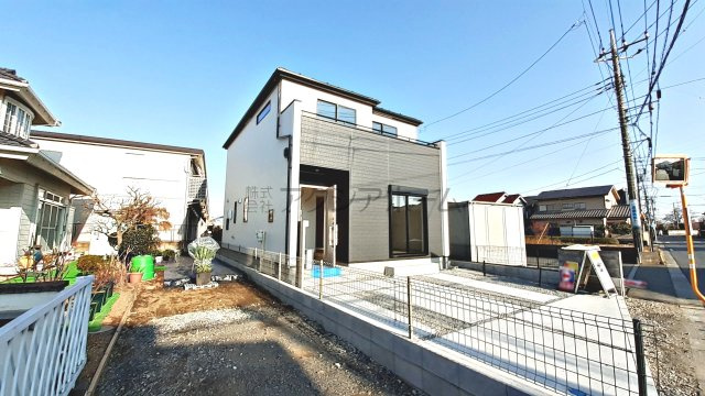 狭山市狭山・全1棟　新築一戸建　～駐車並列2台可～の外観|北東側隣地はお庭スペースにつき開放感あり