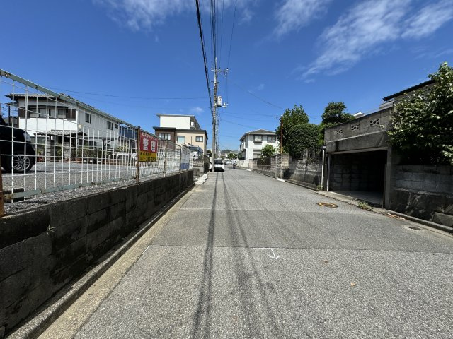 松戸市常盤平西窪町新築戸建【常盤平第三小：5分】の前面道路含む現地写真|北東側前面道路・幅員約6ｍ