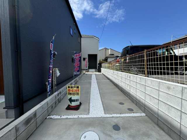 松戸市常盤平西窪町新築戸建【常盤平第三小：5分】の駐車場|1号棟駐車スペース・縦列２台駐車可