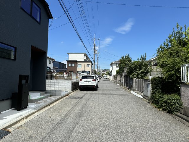 松戸市常盤平西窪町新築戸建【常盤平第三小：5分】の前面道路含む現地写真|北東側前面道路・幅員約6ｍ