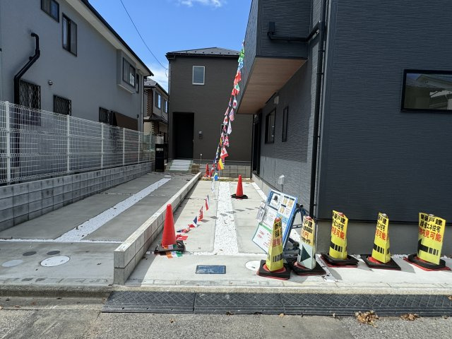 松戸市常盤平西窪町新築戸建【常盤平第三小：5分】の駐車場|2号棟駐車スペース・縦列２台駐車可