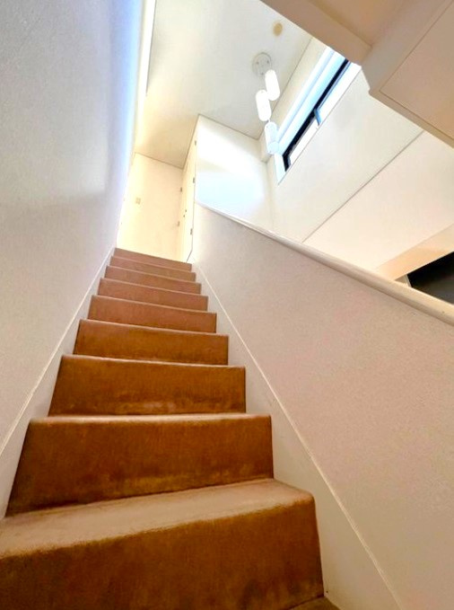 最上階メゾネットタイプ■ＬＤＫ２７帖の広々間取り■オール電化３ＬＤＫ住戸■グランフォルム清水別邸の内装|階段