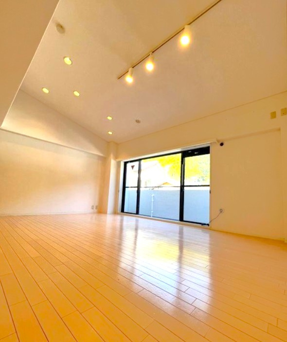 最上階メゾネットタイプ■ＬＤＫ２７帖の広々間取り■オール電化３ＬＤＫ住戸■グランフォルム清水別邸の居間・リビング|リビング