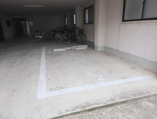 ジュネス神殿の駐車場