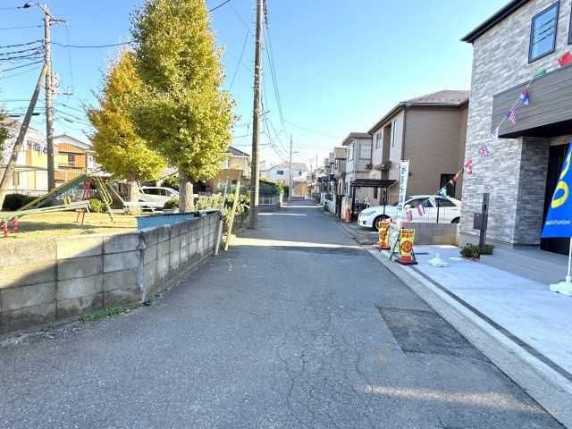 松戸市八ヶ崎５丁目新築戸建（八ヶ崎14期）の前面道路含む現地写真|北側前面道路