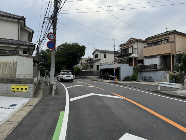 松戸市八ケ崎５丁目新築戸建【八ヶ崎小学校：9分】の前面道路含む現地写真|北側前面道路・幅員約13.6ｍ