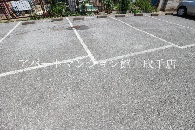 ハイマート鹿島の駐車場