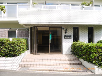 【エントランス】 | デザインタイル張りのエントランス