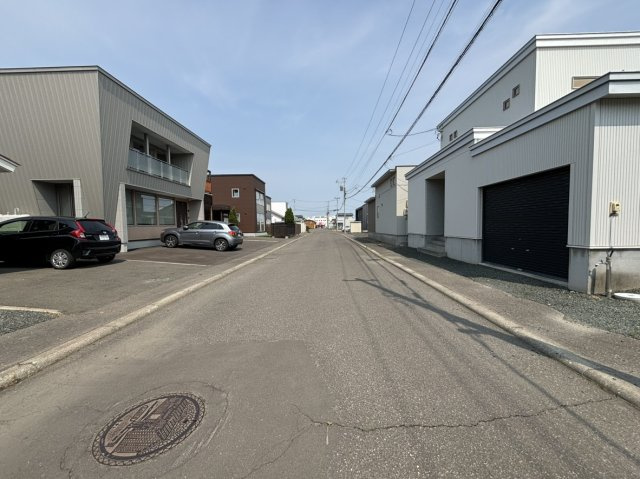 北見市中央三輪３丁目戸建の前面道路含む現地写真