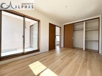 【洋室】 | 姫路市飾磨区細江　一戸建て | バルコニーから明るい日差しが入る洋室♪