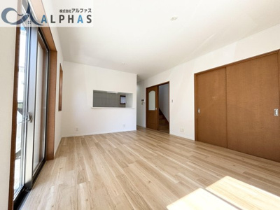 【居間・リビング】 | 姫路市飾磨区細江　一戸建て | 令和6年8月リフォーム済！ゆとりのあるカウンターキッチンのLDK♪