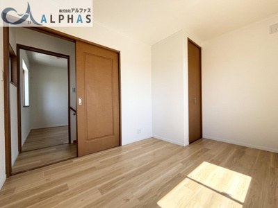 【洋室】 | 姫路市飾磨区細江　一戸建て | 陽当たりの良い２階の洋室です！！