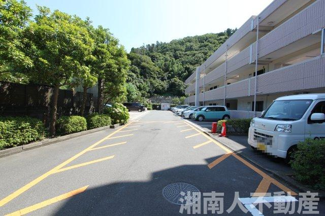 藤和ガーデンハウス葉山の駐車場