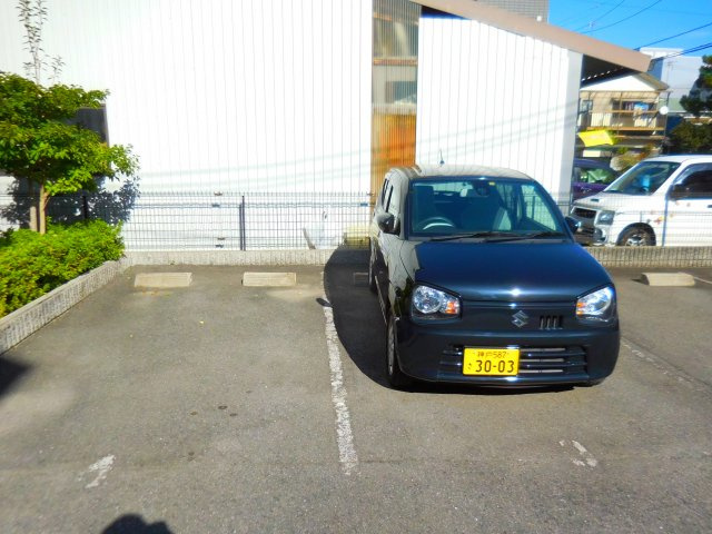 レオパレスKHMの駐車場