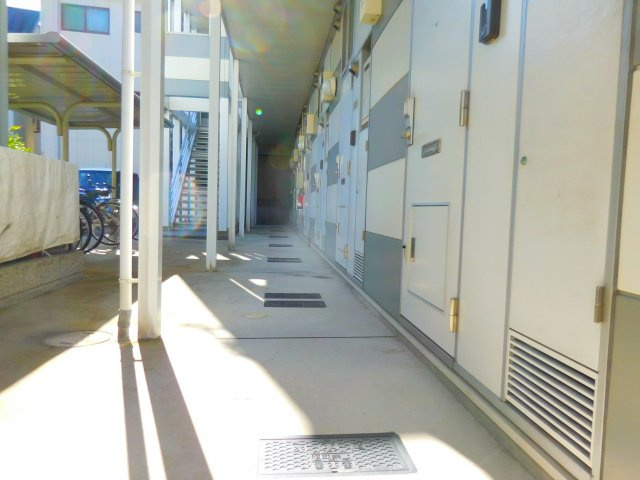 レオパレスKHMのエントランス