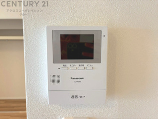 訪問者が来たときにテレビ画面で確認できるため、安心してドアを開けられます。録画機能があるものもあり、留守中に来訪者を記録しておくことができます。利便性が高く、セキュリティ面でも安心です
