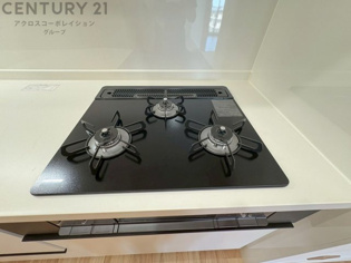 多数の調理器具を同時に使用でき、料理の効率化が可能。省エネで節約になり、様々な料理スタイルに適応できます。また、火力調整が独立しており、手入れや掃除もしやすく、今よりもっとお料理が楽しくなるかも。