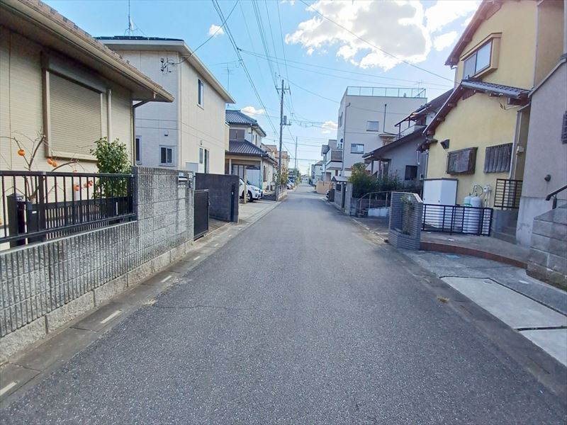 比企郡滑川町月の輪3丁目　中古戸建の前面道路含む現地写真