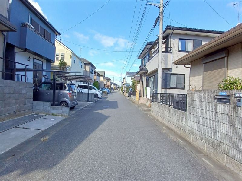 比企郡滑川町月の輪3丁目　中古戸建の前面道路含む現地写真