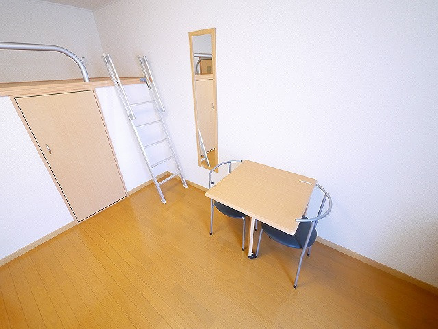 レオパレス大陽伍番館の設備|テーブルや姿見が有ります