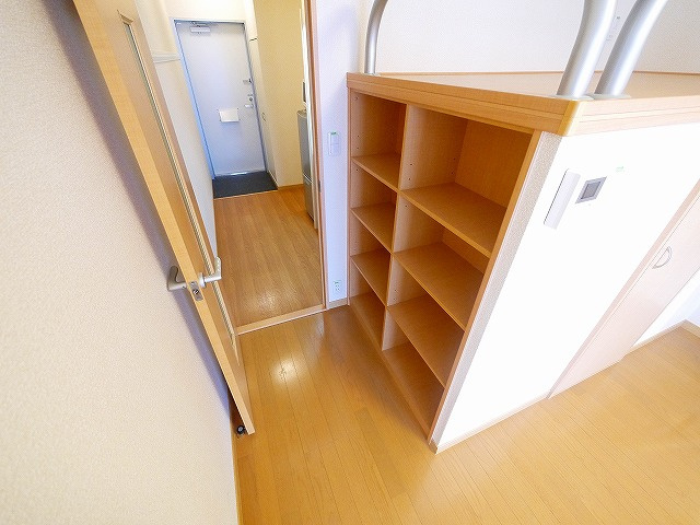 レオパレス大陽伍番館の収納|小物を飾ったり本を置ける棚