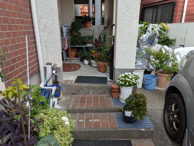 売中古戸建　沼津市西間門2丁目の玄関|玄関ポーチがあるので雨の日のお出掛けの準備にも便利です。