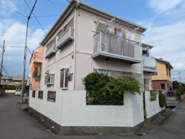売中古戸建　沼津市西間門2丁目の外観|角地なので陽当たり良好で解放感があります。南側が道路に接しているので陽当たり良好です。
