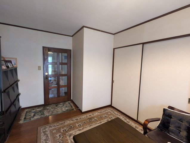 売中古戸建　沼津市西間門2丁目の居間・リビング|家族が自然に集まるような広さのリビングです。家族団欒の楽しい時間が過ごせそうですね。