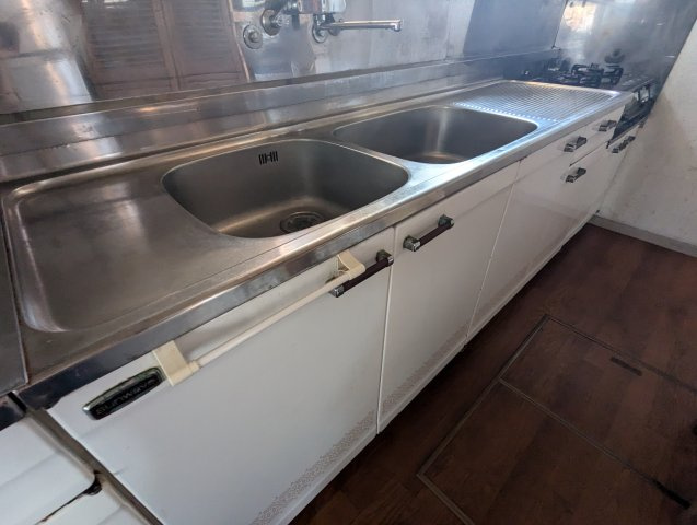 売中古戸建　沼津市西間門2丁目のキッチン|壁付けキッチンなので集中してお料理出来ますね。調理スペースが広々としているので楽しくお料理出来ますね。