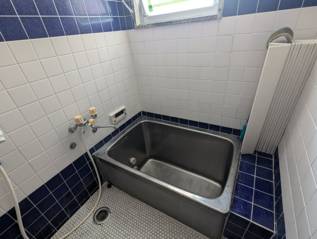 売中古戸建　沼津市西間門2丁目の浴室|窓があるので明るい室内です。浴槽の一部が台になっているのでシャンプーを置いたり出来て便利です。