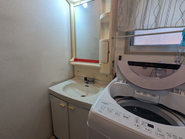 売中古戸建　沼津市西間門2丁目の独立洗面台|独立洗面台があるので収納スペースも多くあります。鏡もあるので朝の支度にも便利です。