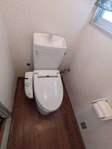 売中古戸建　沼津市西間門2丁目のトイレ|トイレには窓があり明るい室内です。シンプルな清潔感のあるトイレです
