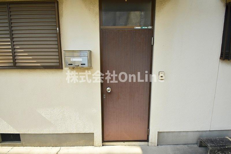 東大阪市大蓮南１丁目のアパートの玄関