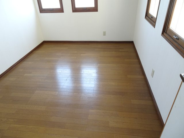 ヤモタス東町の洋室