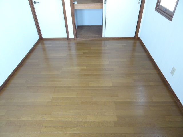 ヤモタス東町の洋室