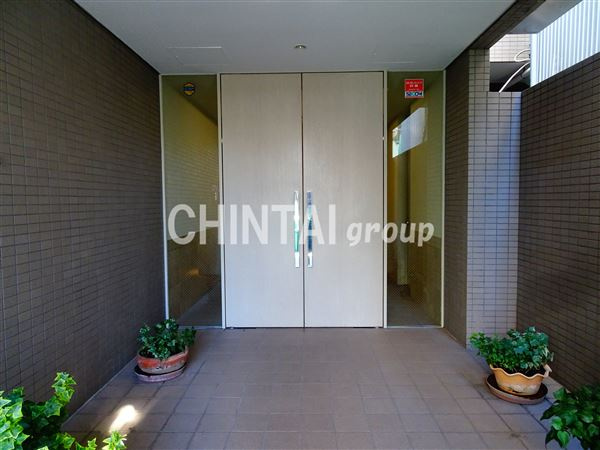 アロデミウ明大前のエントランス