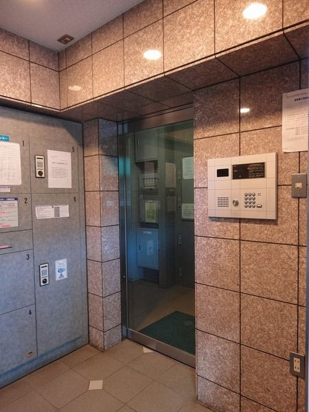 菱和パレス明大前壱番館のエントランス