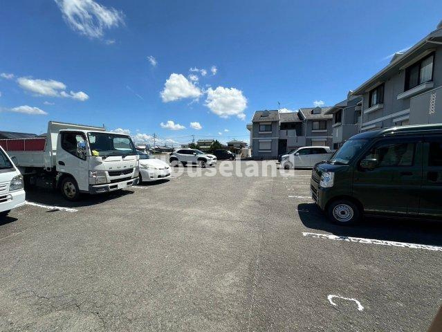 メゾンフェリスB棟の駐車場