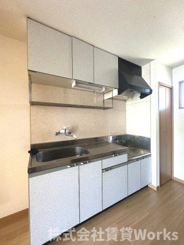 モワ・ジュールのキッチン|コンパクトなキッチンで掃除もラクラク