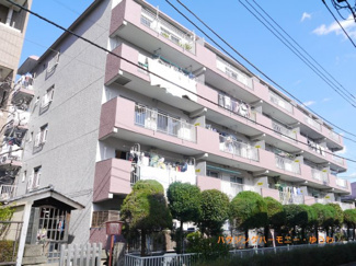 【外観】 | 開放感ある立地。RC造のしっかりした建物です。