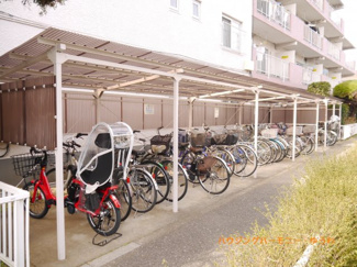 【その他共用部分】 | 敷地内に、屋根付き専用駐輪場があります。