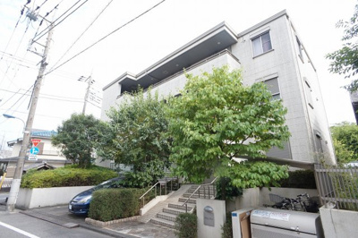 【外観】 | Sunny Place | エントランスの植栽が映える建物です